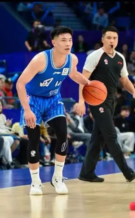 青少年篮球爱好者如何提高接球技巧?_0